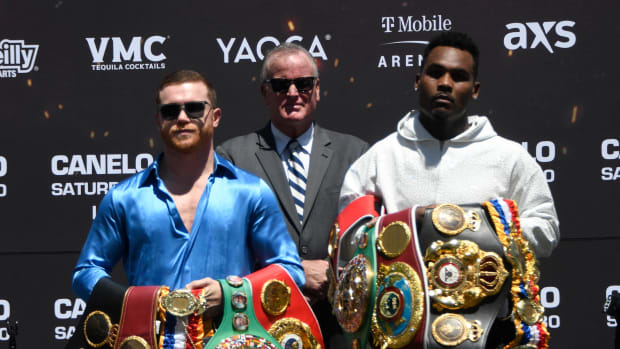 Canelo Alvarez, el promotor Tom Brown y Jermell Charlo posando
